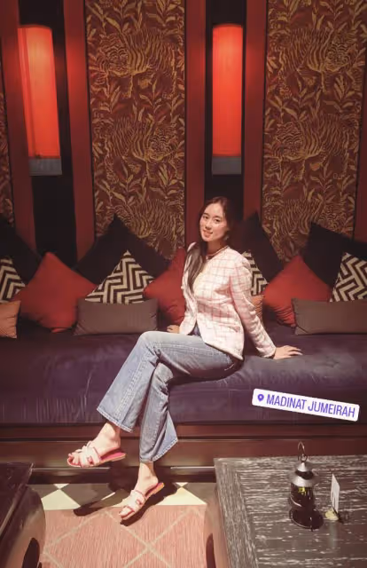 賭王千金何超欣曬照,穿歐陽娜娜品牌廉價浴袍,力挺姐妹無懼爭議
