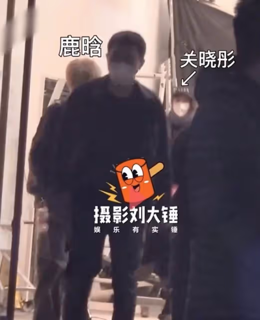 關曉彤陪鹿晗上班，一路緊隨其後，身高已超男友但狀態仍像小女生