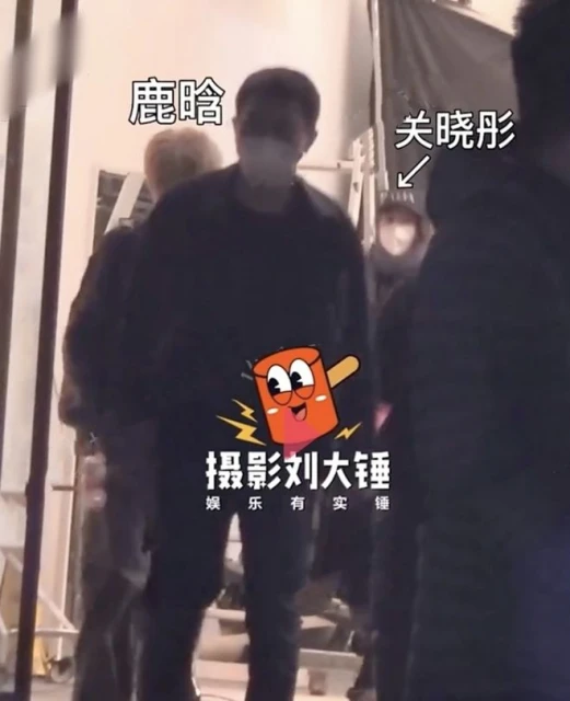 關曉彤陪鹿晗上班,一路緊隨其後,身高已超男友但狀態仍像小女生