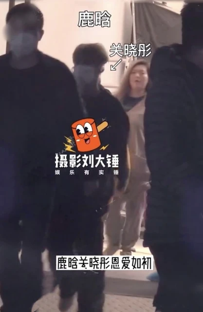 關曉彤陪鹿晗上班,一路緊隨其後,身高已超男友但狀態仍像小女生
