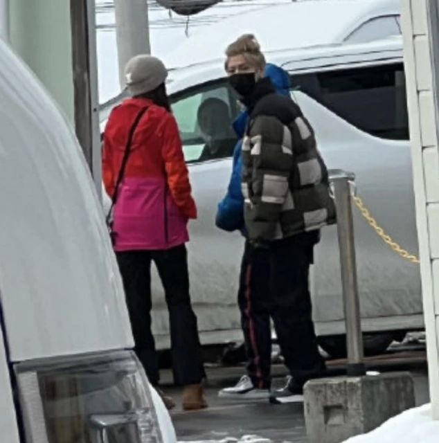 關曉彤陪鹿晗上班,一路緊隨其後,身高已超男友但狀態仍像小女生