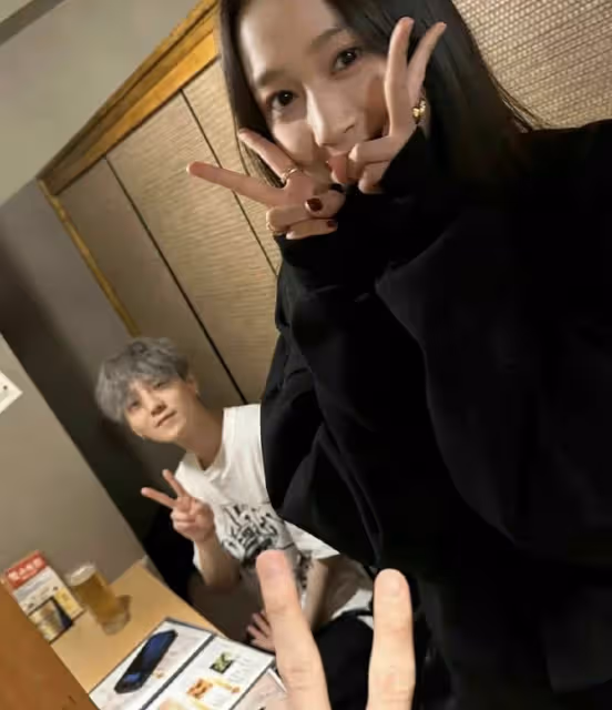 關曉彤陪鹿晗上班，一路緊隨其後，身高已超男友但狀態仍像小女生