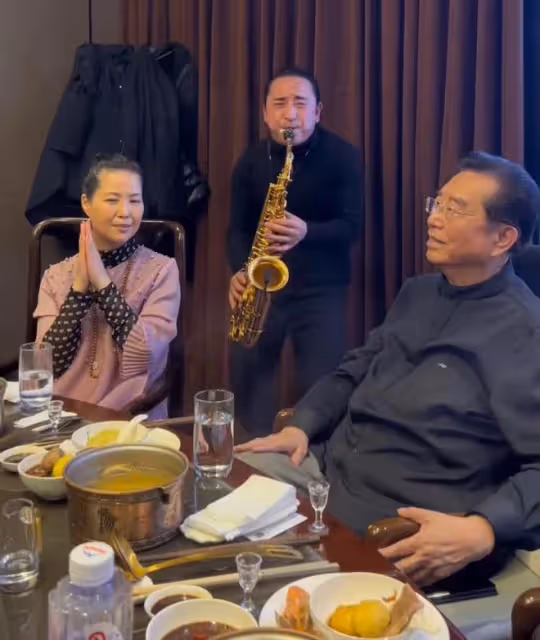李雙江夢鴿與友聚餐，喝酒聽音樂心情大好，兒子李天一或今日出獄