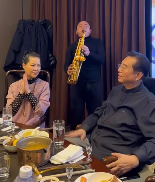 李雙江夢鴿與友聚餐，喝酒聽音樂心情大好，兒子李天一或今日出獄