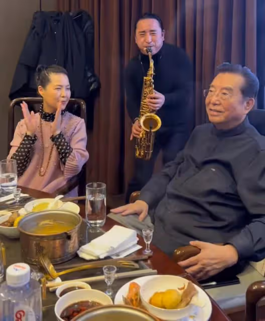 李雙江夢鴿與友聚餐，喝酒聽音樂心情大好，兒子李天一或今日出獄