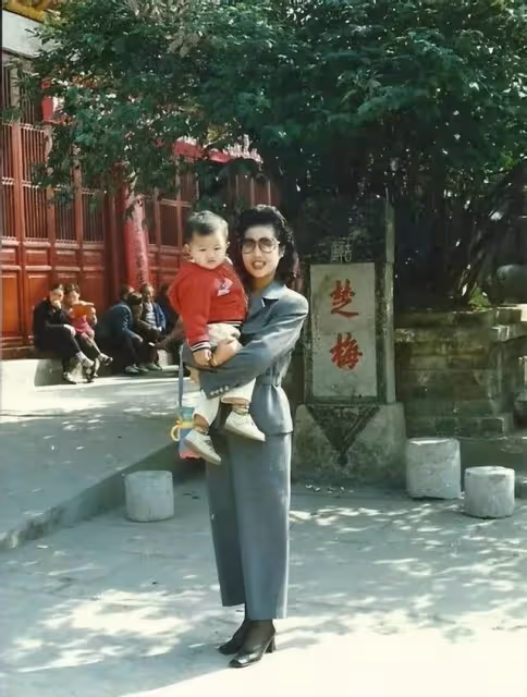 李雙江夢鴿與友聚餐，喝酒聽音樂心情大好，兒子李天一或今日出獄