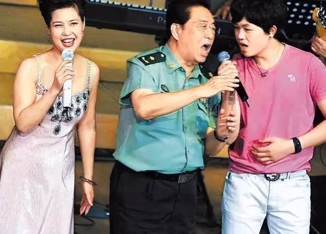 李雙江夢鴿與友聚餐，喝酒聽音樂心情大好，兒子李天一或今日出獄
