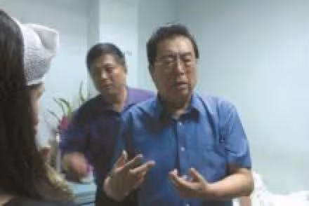 李雙江夢鴿與友聚餐，喝酒聽音樂心情大好，兒子李天一或今日出獄