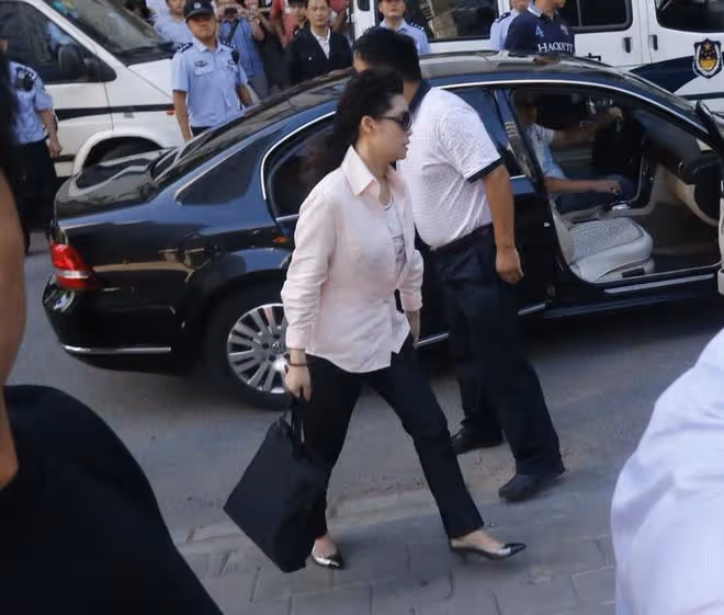 李雙江夢鴿與友聚餐，喝酒聽音樂心情大好，兒子李天一或今日出獄