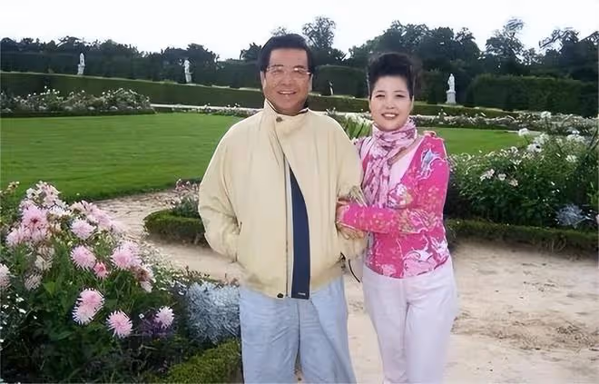 李雙江夢鴿與友聚餐，喝酒聽音樂心情大好，兒子李天一或今日出獄