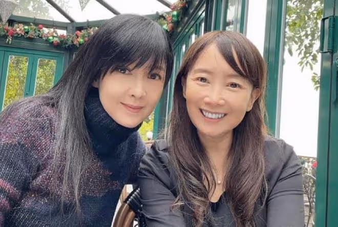 55歲周慧敏和倪震秀恩愛，意外曝光豪宅外景，稱老公是幽默大師