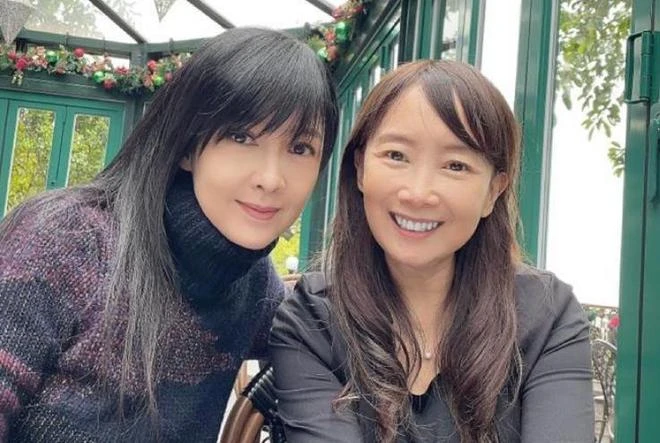 55歲周慧敏和倪震秀恩愛,意外曝光豪宅外景,稱老公是幽默大師