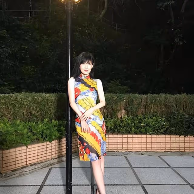 55歲周慧敏和倪震秀恩愛，意外曝光豪宅外景，稱老公是幽默大師