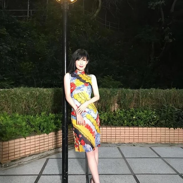 55歲周慧敏和倪震秀恩愛,意外曝光豪宅外景,稱老公是幽默大師
