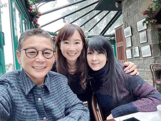 55歲周慧敏和倪震秀恩愛,意外曝光豪宅外景,稱老公是幽默大師