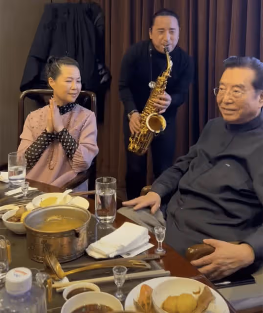 曝李雙江夫婦為兒辦接風宴，安排專人吹薩克斯，李天一已悄悄改名
