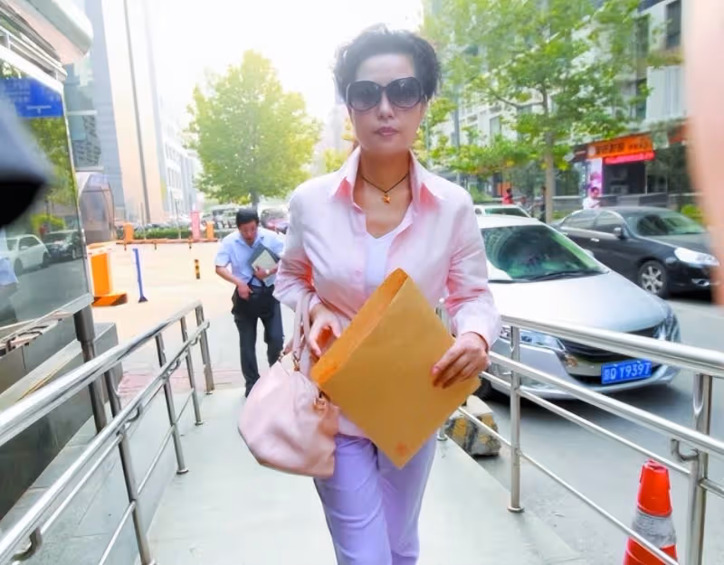 曝李雙江夫婦為兒辦接風宴，安排專人吹薩克斯，李天一已悄悄改名