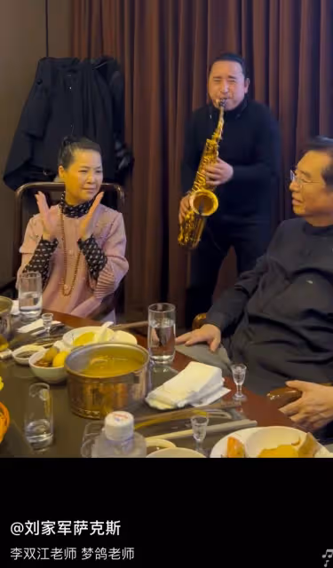 83歲李雙江攜妻子吃大餐!滿頭黑髮狂喝茅台,夢鴿戴佛珠穿百元衣