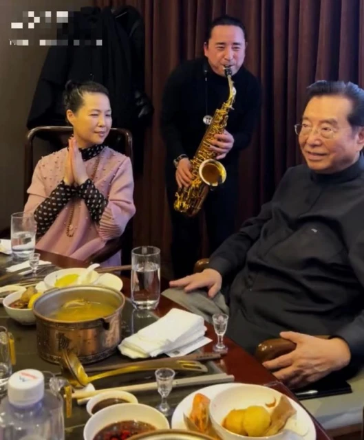 83歲李雙江攜妻子吃大餐！滿頭黑髮狂喝茅台，夢鴿戴佛珠穿百元衣