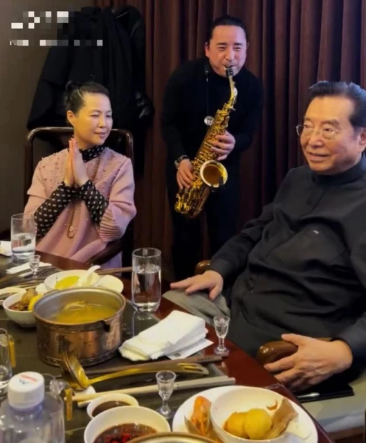 83歲李雙江攜妻子吃大餐!滿頭黑髮狂喝茅台,夢鴿戴佛珠穿百元衣