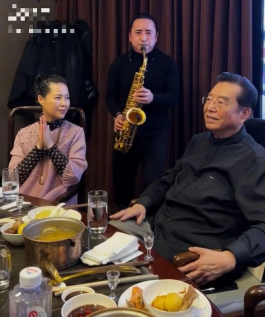 83歲李雙江攜妻子吃大餐!滿頭黑髮狂喝茅台,夢鴿戴佛珠穿百元衣