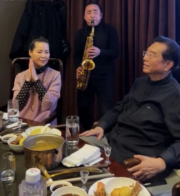 83歲李雙江攜妻子吃大餐!滿頭黑髮狂喝茅台,夢鴿戴佛珠穿百元衣