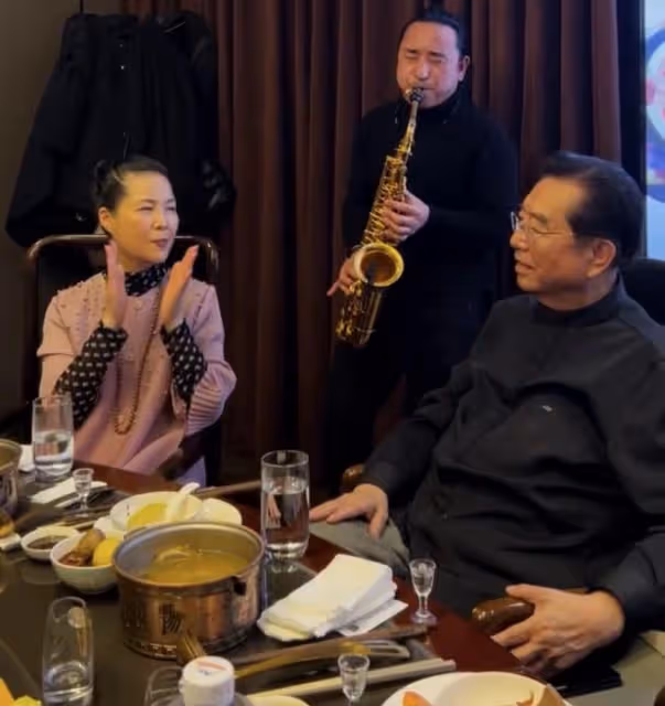 83歲李雙江攜妻子吃大餐!滿頭黑髮狂喝茅台,夢鴿戴佛珠穿百元衣