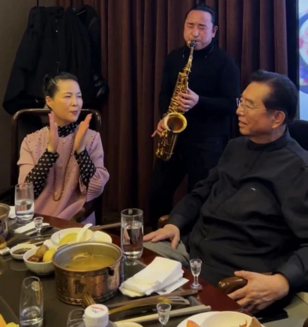 83歲李雙江攜妻子吃大餐!滿頭黑髮狂喝茅台,夢鴿戴佛珠穿百元衣