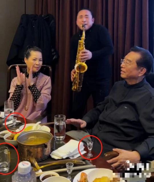 83歲李雙江攜妻子吃大餐!滿頭黑髮狂喝茅台,夢鴿戴佛珠穿百元衣