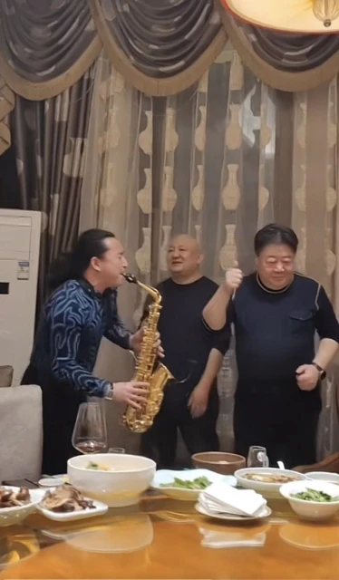 59歲老戲骨劉金山近照曝光，挺大肚腩熱舞，臉部贅肉明顯發福嚴重
