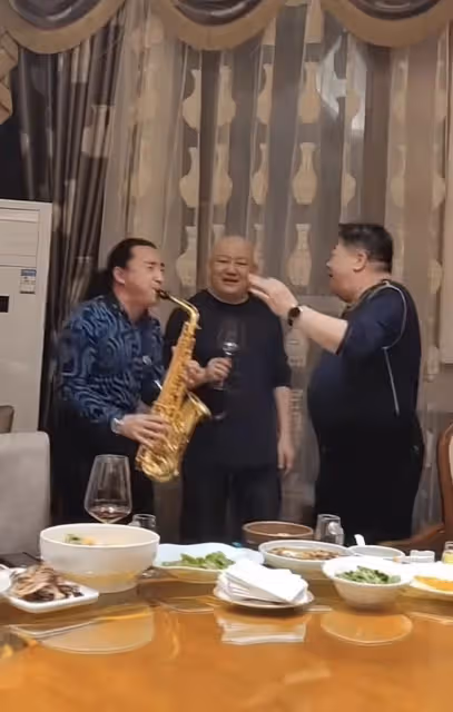 59歲老戲骨劉金山近照曝光,挺大肚腩熱舞,臉部贅肉明顯發福嚴重