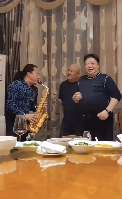 59歲老戲骨劉金山近照曝光,挺大肚腩熱舞,臉部贅肉明顯發福嚴重
