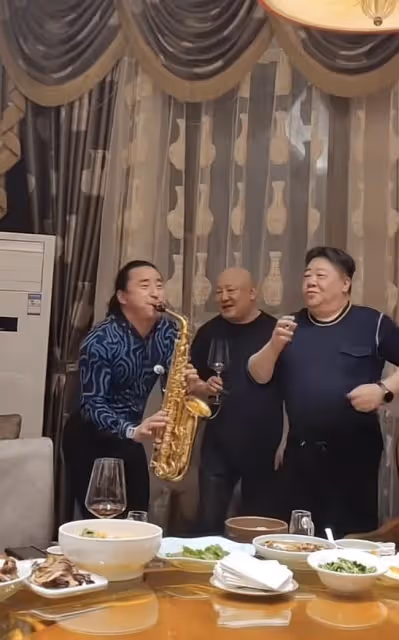 59歲老戲骨劉金山近照曝光,挺大肚腩熱舞,臉部贅肉明顯發福嚴重
