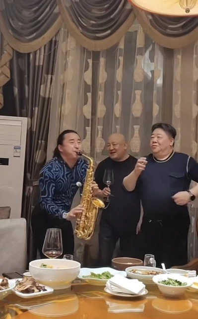 59歲老戲骨劉金山近照曝光，挺大肚腩熱舞，臉部贅肉明顯發福嚴重