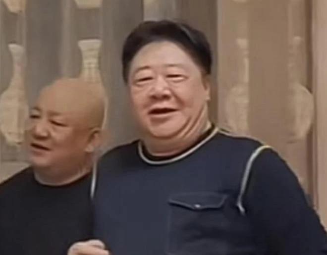 59歲老戲骨劉金山近照曝光，挺大肚腩熱舞，臉部贅肉明顯發福嚴重