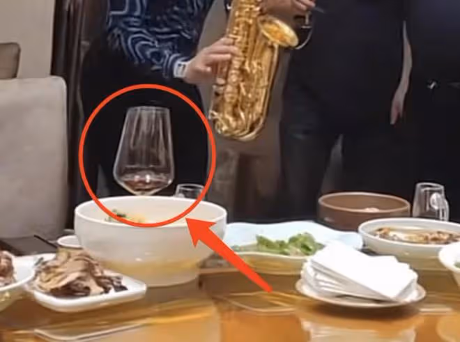 59歲老戲骨劉金山近照曝光,挺大肚腩熱舞,臉部贅肉明顯發福嚴重