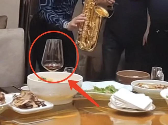 59歲老戲骨劉金山近照曝光，挺大肚腩熱舞，臉部贅肉明顯發福嚴重