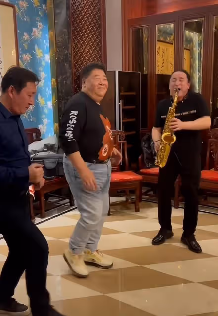 59歲老戲骨劉金山近照曝光，挺大肚腩熱舞，臉部贅肉明顯發福嚴重