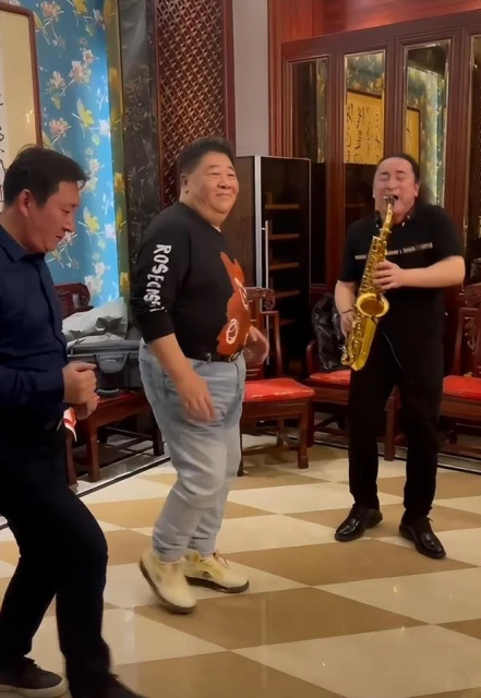 59歲老戲骨劉金山近照曝光，挺大肚腩熱舞，臉部贅肉明顯發福嚴重