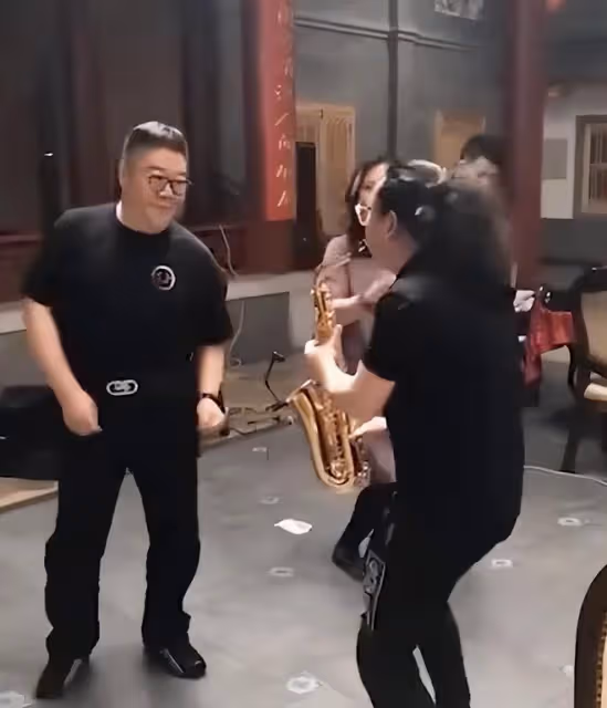 59歲老戲骨劉金山近照曝光，挺大肚腩熱舞，臉部贅肉明顯發福嚴重