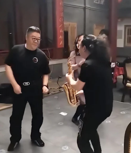 59歲老戲骨劉金山近照曝光，挺大肚腩熱舞，臉部贅肉明顯發福嚴重