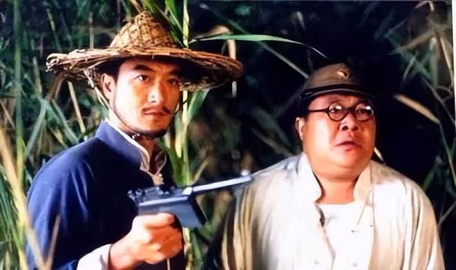 59歲老戲骨劉金山近照曝光，挺大肚腩熱舞，臉部贅肉明顯發福嚴重