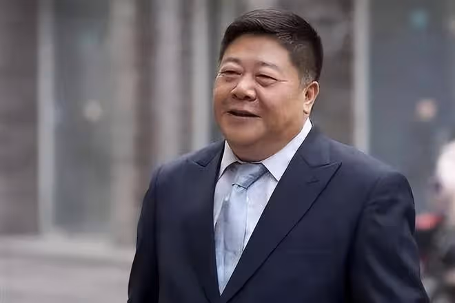 59歲老戲骨劉金山近照曝光，挺大肚腩熱舞，臉部贅肉明顯發福嚴重