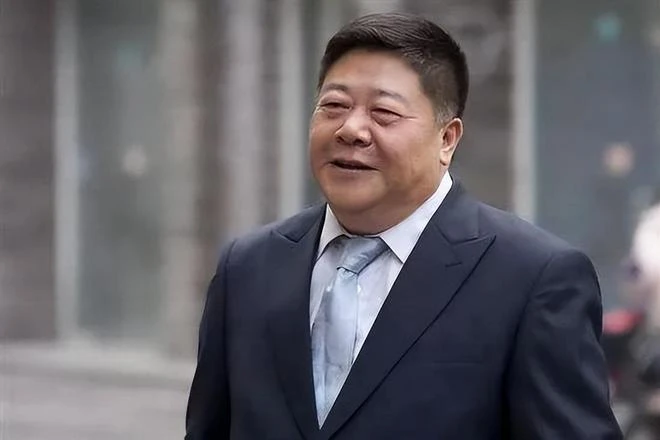 59歲老戲骨劉金山近照曝光，挺大肚腩熱舞，臉部贅肉明顯發福嚴重