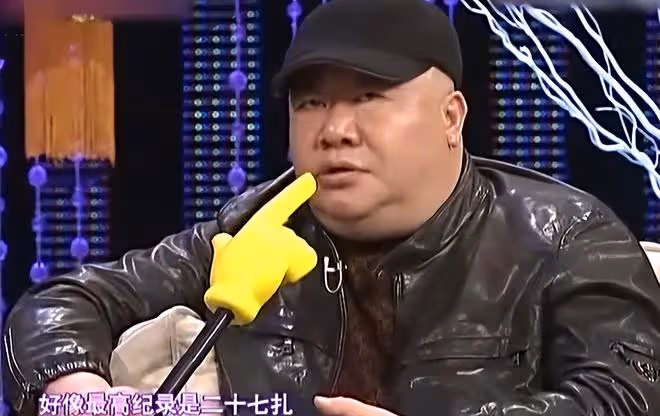 59歲老戲骨劉金山近照曝光，挺大肚腩熱舞，臉部贅肉明顯發福嚴重
