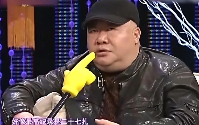 59歲老戲骨劉金山近照曝光，挺大肚腩熱舞，臉部贅肉明顯發福嚴重