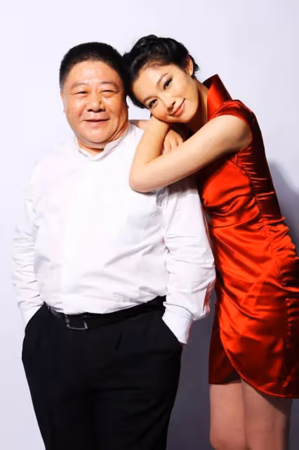 59歲老戲骨劉金山近照曝光，挺大肚腩熱舞，臉部贅肉明顯發福嚴重