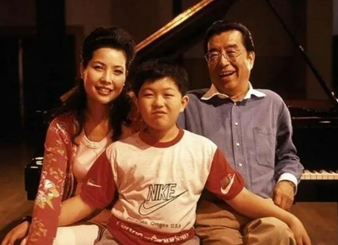 李天一已經出獄!李雙江夫婦為兒子舉辦接風宴,現場一片歡聲笑語