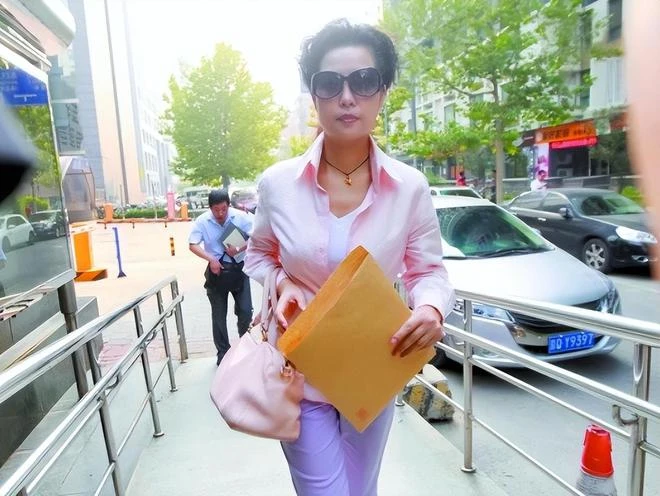 李天一已經出獄!李雙江夫婦為兒子舉辦接風宴,現場一片歡聲笑語