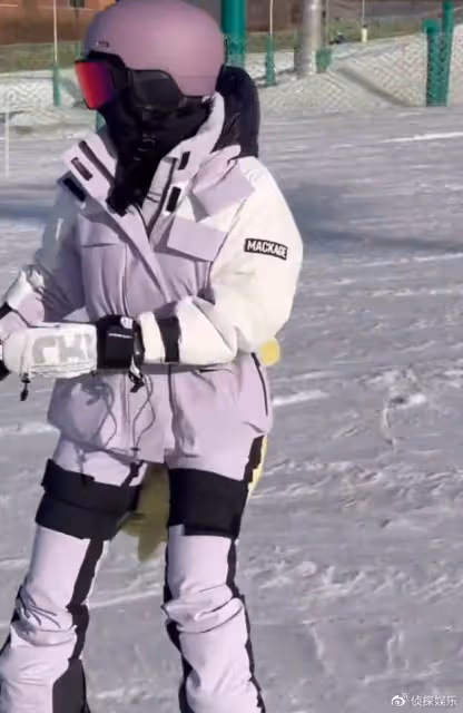 陳妍希帶兒子滑雪，小星星首滑展現天賦，踩單板馳騁滑雪場超帥氣